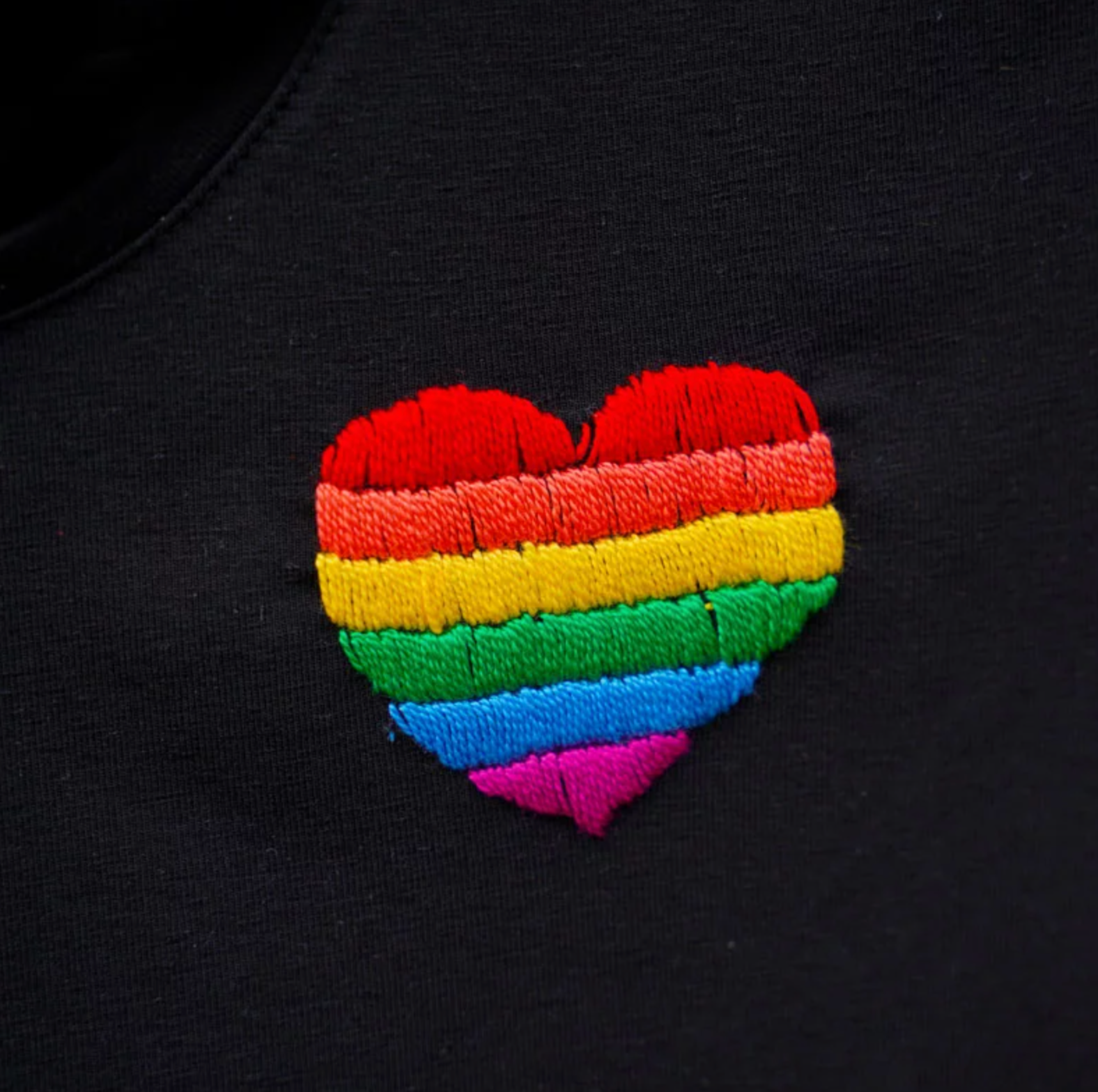 matyodesign T-shirt, kézzel hímzett szivárvány szív mintával