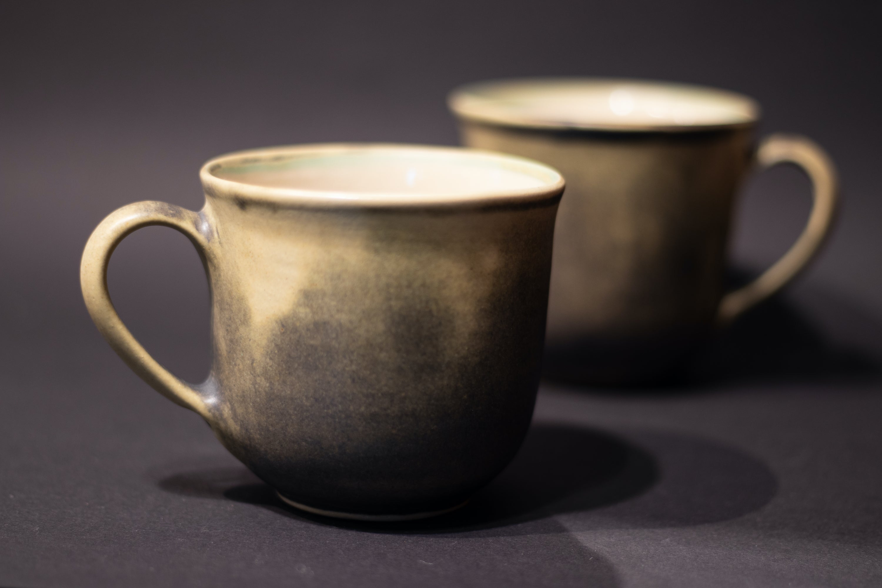 L Handmade ceramic mug with handle, gray